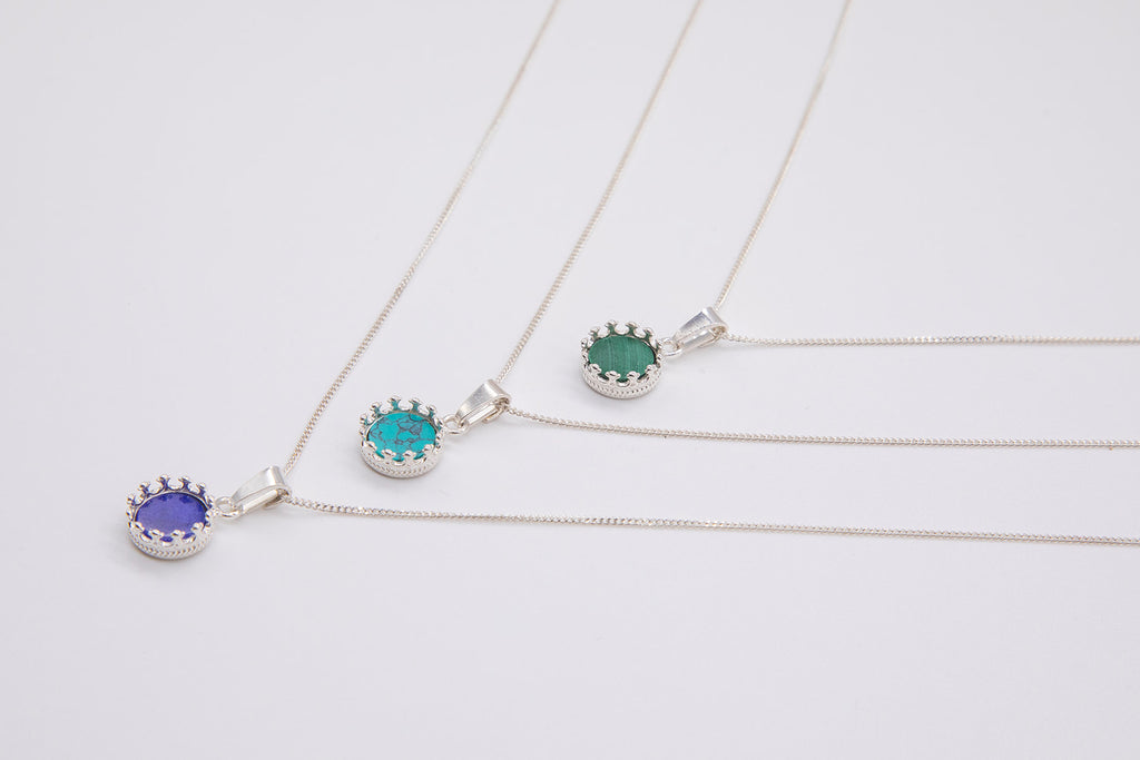 Handgefertigte Halskette aus 925 Silber mit Edelstein-Anhänger